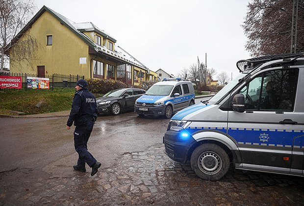 Машины польский полиции у места взрыва в Пшеводуве, 17 ноября 2022 года