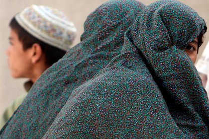 Талибы пообещали насмерть забивать камнями женщин за измену
