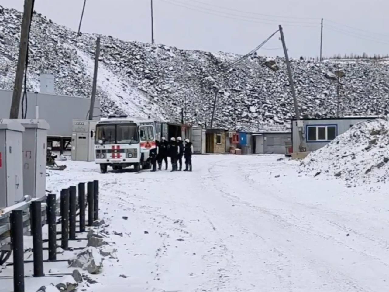 На руднике «Пионер» начали бурить скважину в места возможного нахождения  людей: Происшествия: Россия: Lenta.ru