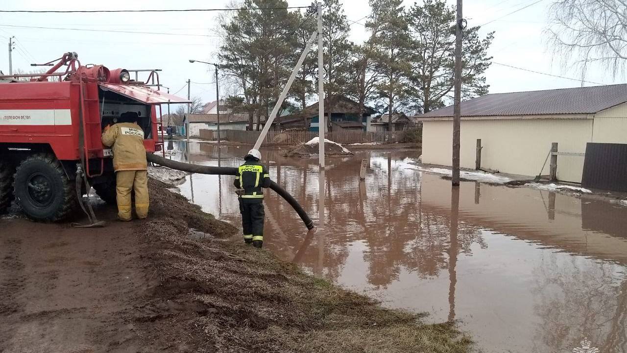 На Алтае талые воды перекрыли дороги и подтопили дома: Происшествия:  Россия: Lenta.ru