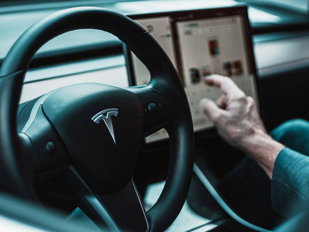 Во время аварии в Москве Tesla потеряла два колеса: Происшествия: Россия:  Lenta.ru