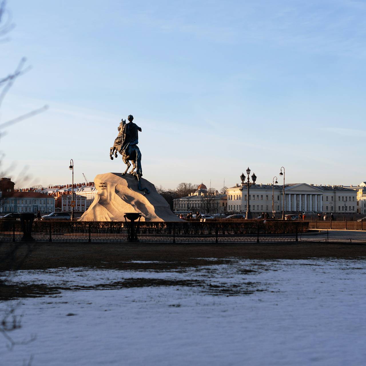 Из Петербурга за неделю выгнали четыре сотни нелегалов: Регионы: Россия:  Lenta.ru