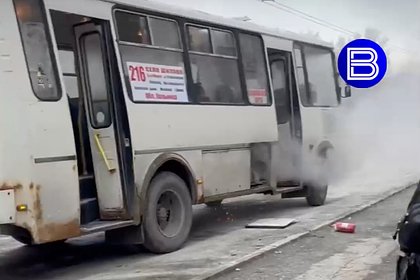 Пассажирский автобус вспыхнул около российского города и попал на видео