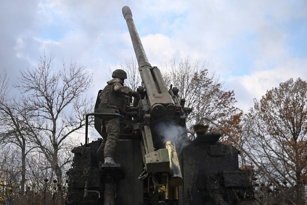 Военнослужащие артиллерийского расчета САУ в ходе выполнения боевой задачи в Харьковской области, 30 октября 2022 года