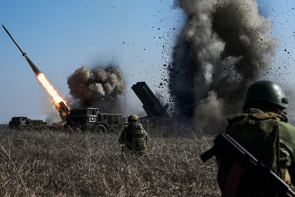Реактивные системы залпового огня 9К57 «Ураган» работают по позициям Вооруженных сил Украины на авдеевском направлении, 8 марта 2024 года