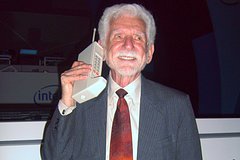Изобретатель Мартин Купер и первый сотовый телефон Motorola DynaTAC 8000X 