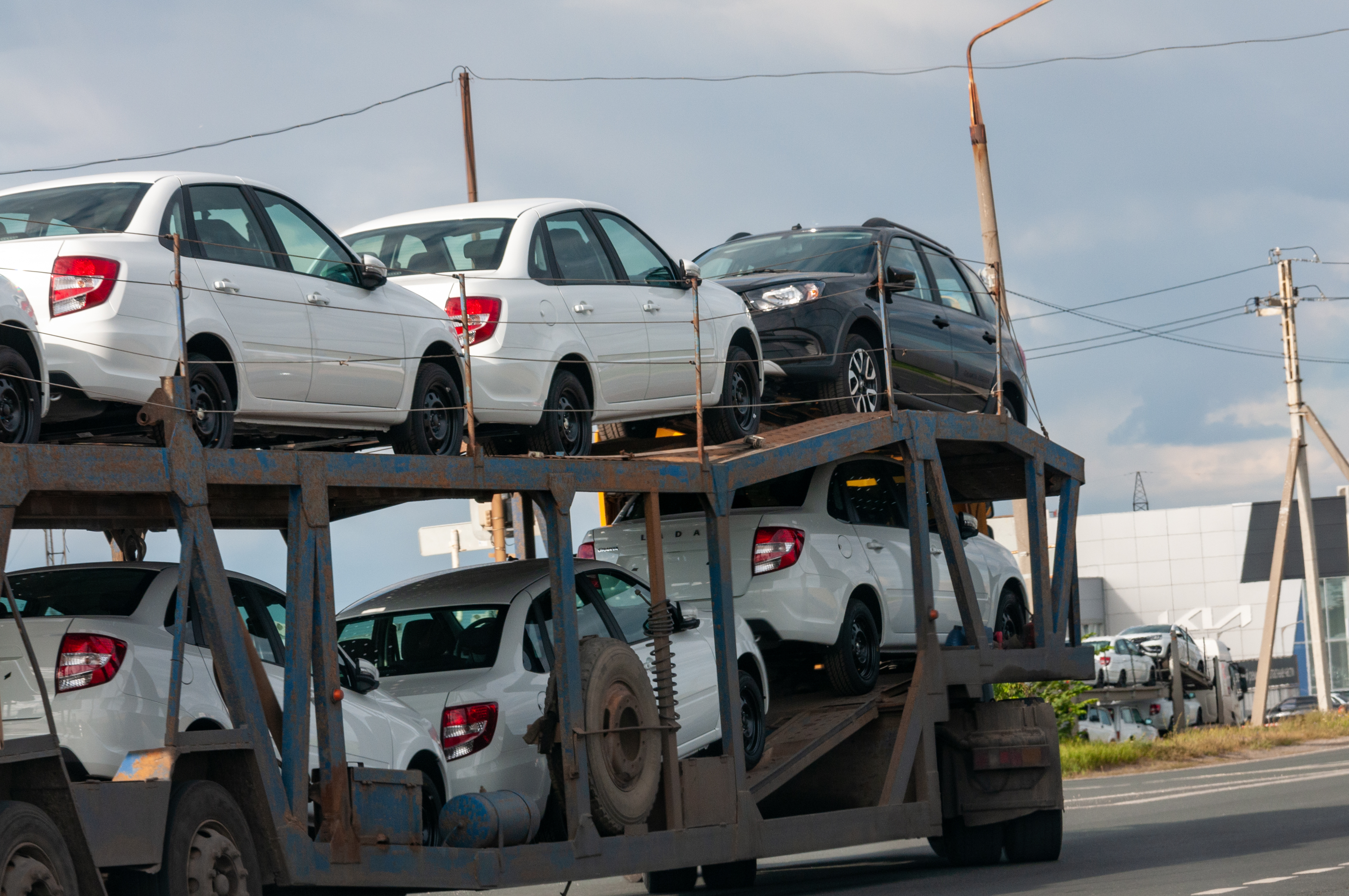 АвтоВАЗ» почти удвоил продажи машин