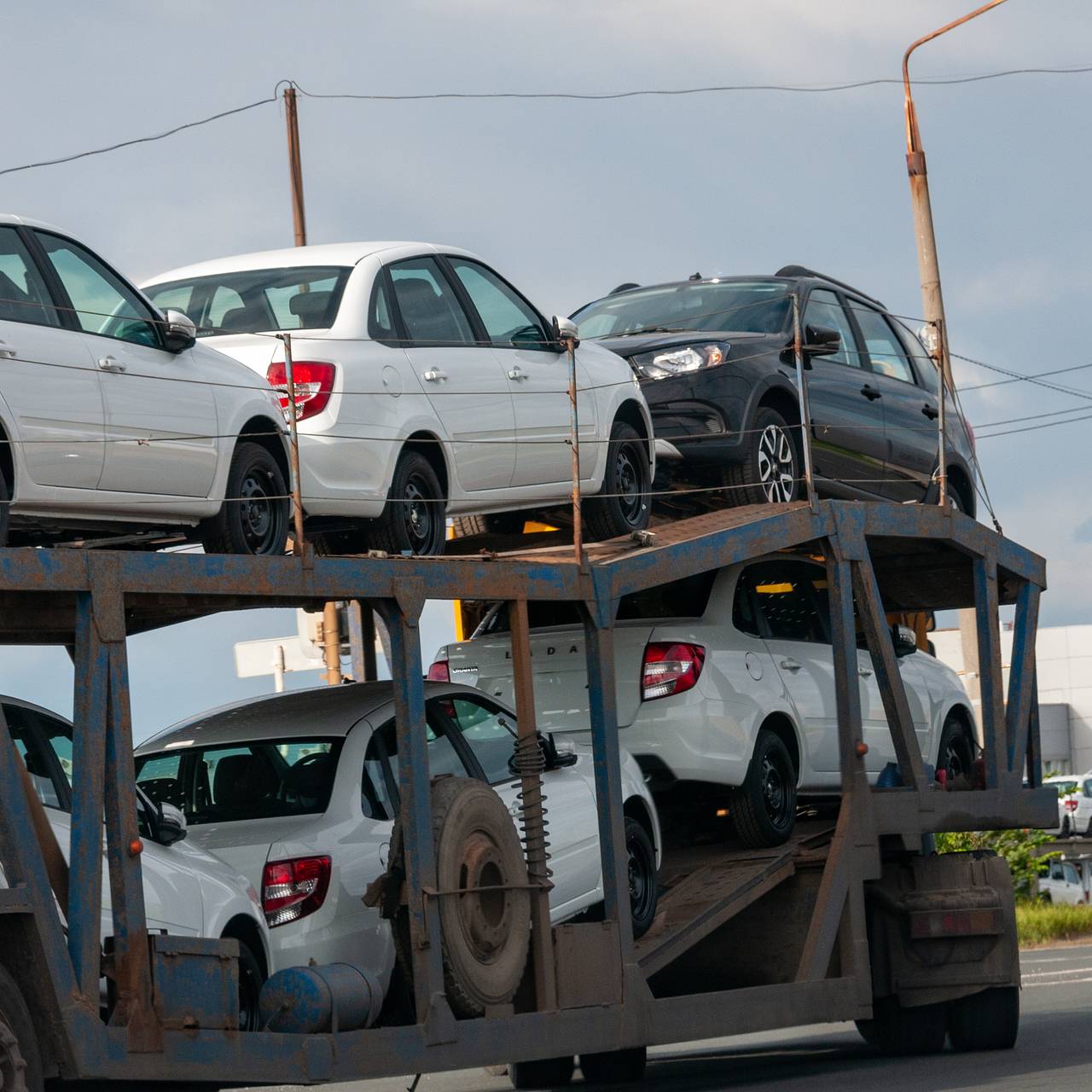 АвтоВАЗ» почти удвоил продажи машин: Рынки: Экономика: Lenta.ru