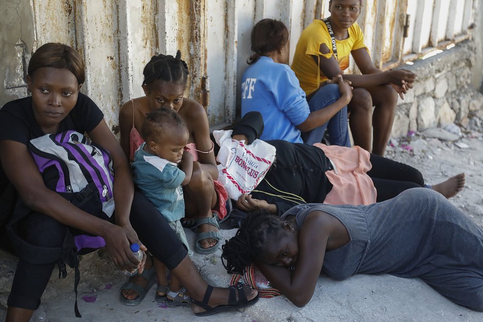 Жители района Солино, вынужденные покинуть свои дома из-за столкновений между вооруженными бандами, отдыхают на улицах Порт-о-Пренса, Гаити, 18 января 2024 года