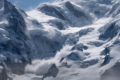 Трое туристов попали под лавину в Швейцарии и не выжили