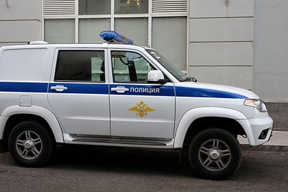Неизвестный выстрелил в авто с двумя женщинами и ребенком в российском городе