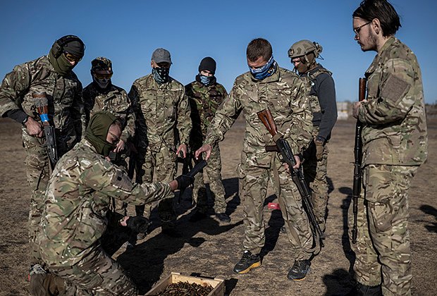 Новобранцы «Русского добровольческого корпуса» принимают участие в военных учениях под Киевом