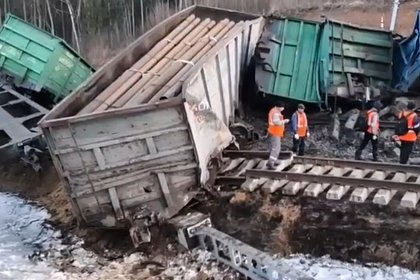 Десять вагонов грузового поезда разбросало по путям в Подмосковье