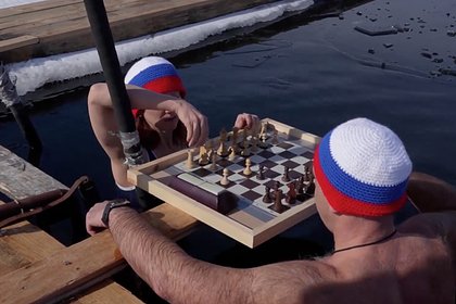Россияне сыграли в шахматы в ледяной воде и поставили новый рекорд