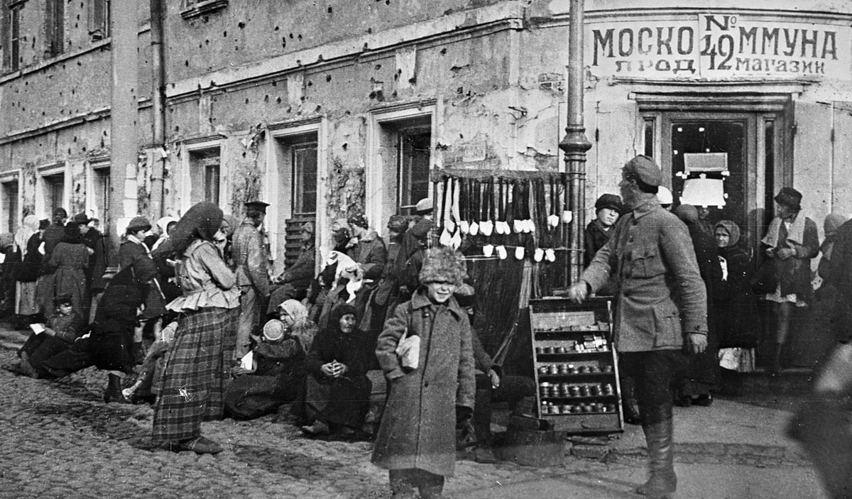 Жители Москвы в очереди за продуктами у магазина на углу Никитской улицы и Тверского бульвара