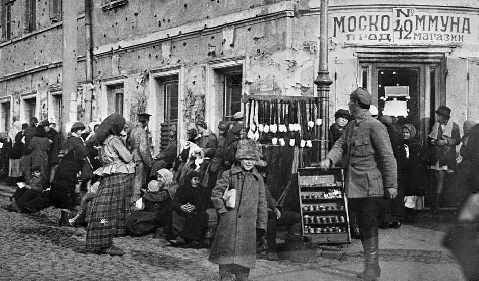 Жители Москвы в очереди за продуктами у магазина на углу Никитской улицы и Тверского бульвара