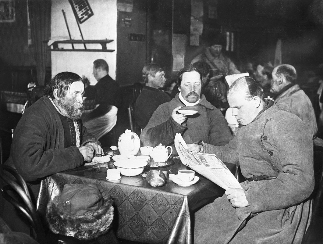 Извозчики в чайной в Москве. 1920 г. Фотография из Центрального государственного архива кинофотодокументов СССР