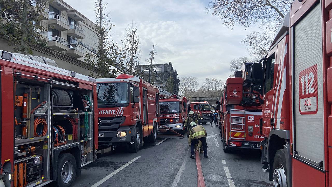 Несколько десятков человек стали жертвами пожара в центре Стамбула:  Происшествия: Мир: Lenta.ru