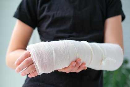 В России третьеклассник сломал руку мальчику и посоветовал его маме угомониться