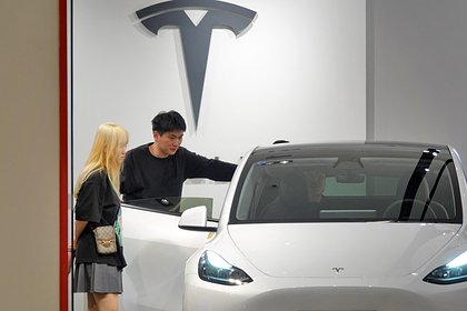 Продажи Tesla рухнули впервые с 2020 года