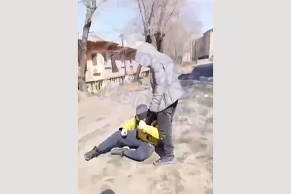 В России подросток задал сверстнику вопрос и избил его под видео