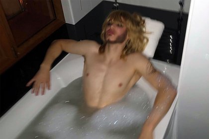 60-летний Сергей Зверев восхитил фанатов обнаженным фото из ванной