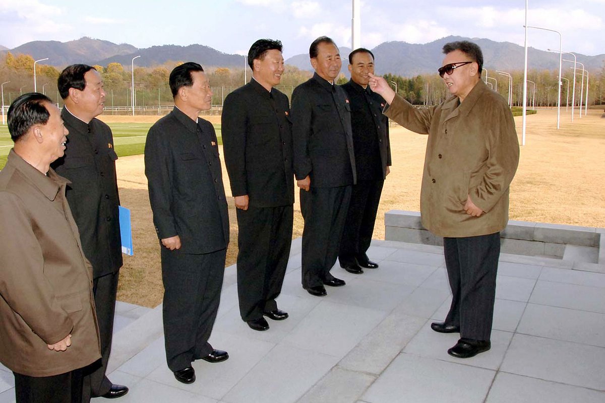 Ким Чен Ир (справа)