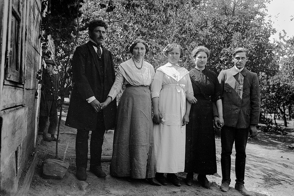 Групповой семейный портрет. Крайний слева, предположительно, фотограф Мартин Гофмейстер. Германия. 1915 год