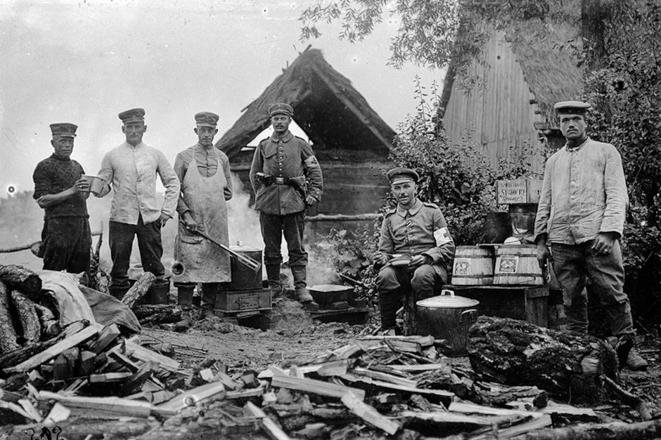 Немецкие военные медики и повара на кухне во время приготовления пищи. Восточный фронт. 1915 год