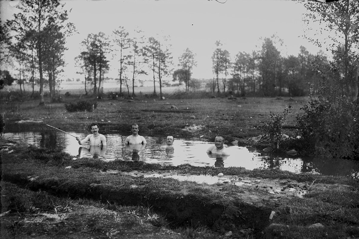 Немецкие военные моются в небольшой реке. Восточный фронт. 1915 год