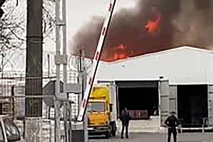Мощный пожар на российском полимерном заводе попал на видео