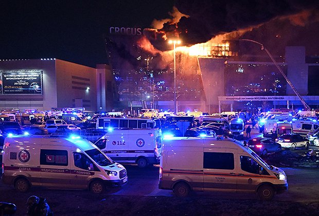 22 марта 2024 года. Машины экстренных служб у горящего здания «Крокус Сити Холла»