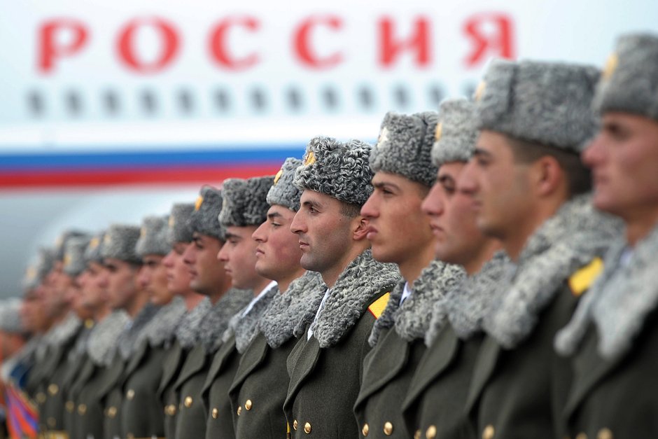 Военнослужащие на церемонии официальной встречи президента России Владимира Путина в Гюмри, 2 декабря 2013 года