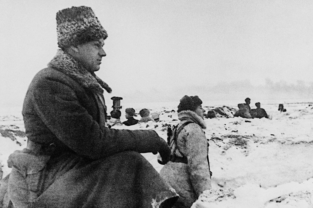 Командующий войсками Донского фронта генерал-лейтенант Константин Рокоссовский на наблюдательном пункте во время Сталинградской битвы