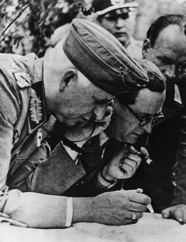 Генерал-фельдмаршал Эрих фон Манштейн (слева) на фронте, 1942 год 