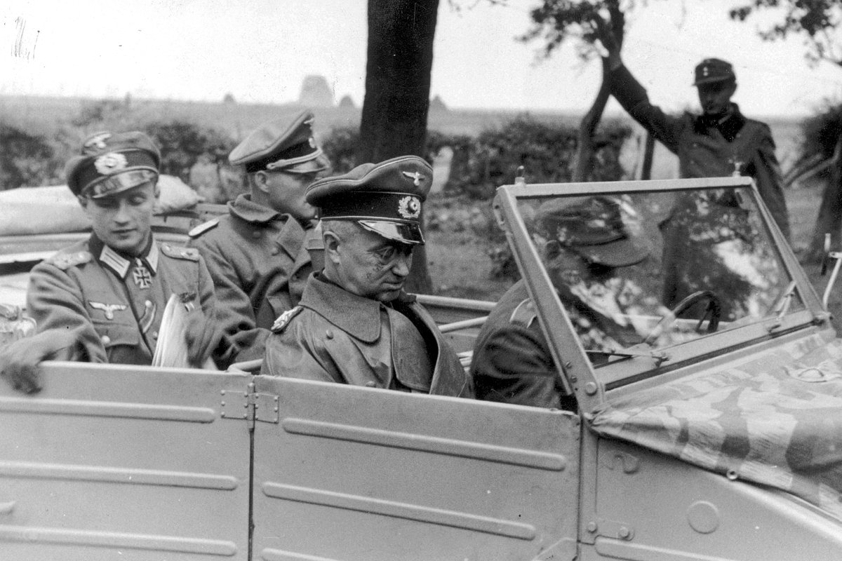 Генерал-фельдмаршал Вальтер Модель (на переднем сиденье) посещает передовую часть 246-й фольксгренадерской дивизии, дислоцированной в Ахене и окрестностях
