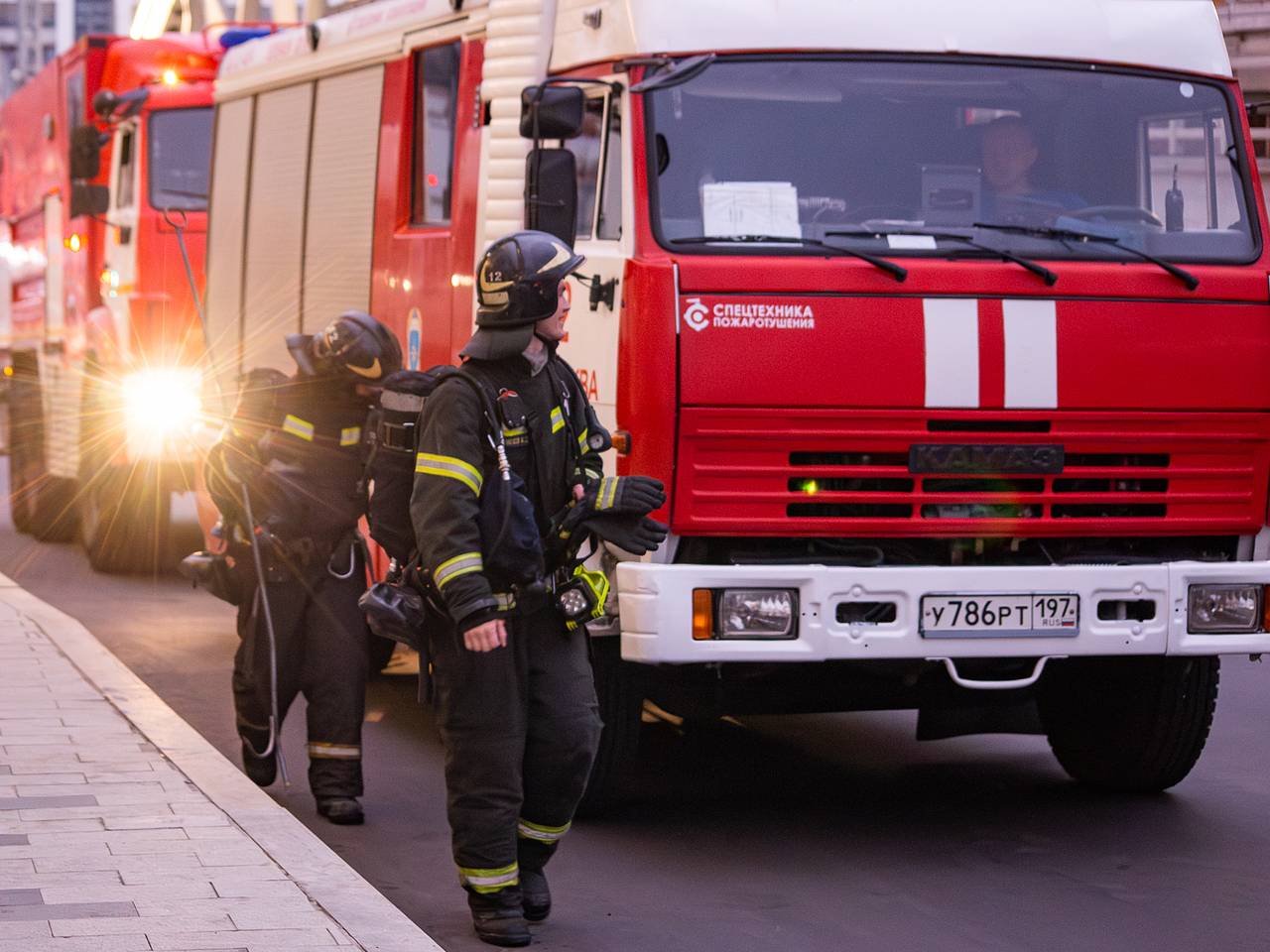 Москвичка удерживала мать и девочку-подростка в горящей квартире: Общество:  Россия: Lenta.ru