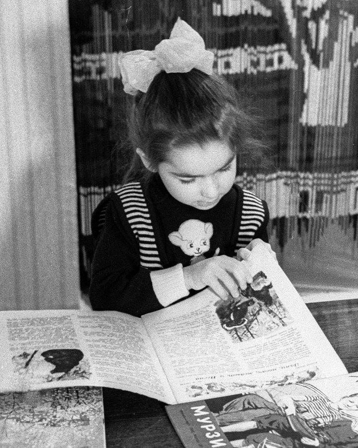 Девочка читает детский журнал «Мурзилка», 1978 год.
