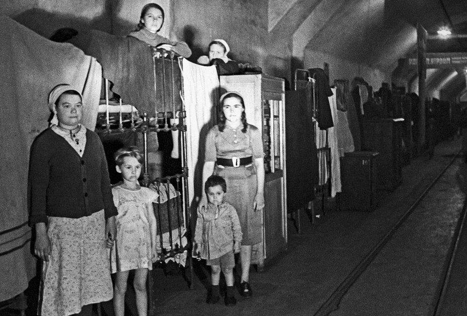 Женщины и дети в общежитии Спецкомбината № 2, оборудованном в севастопольских штольнях