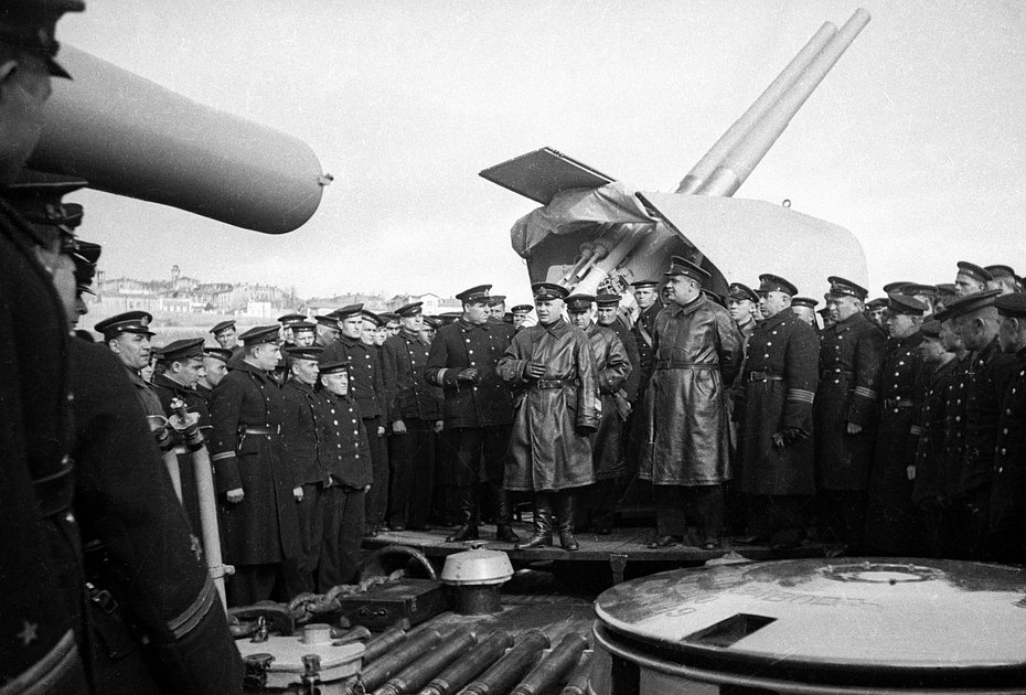 Вице-адмирал Филипп Октябрьский (в центре) и другие командующие Черноморского флота во время обороны Севастополя, 1941 год