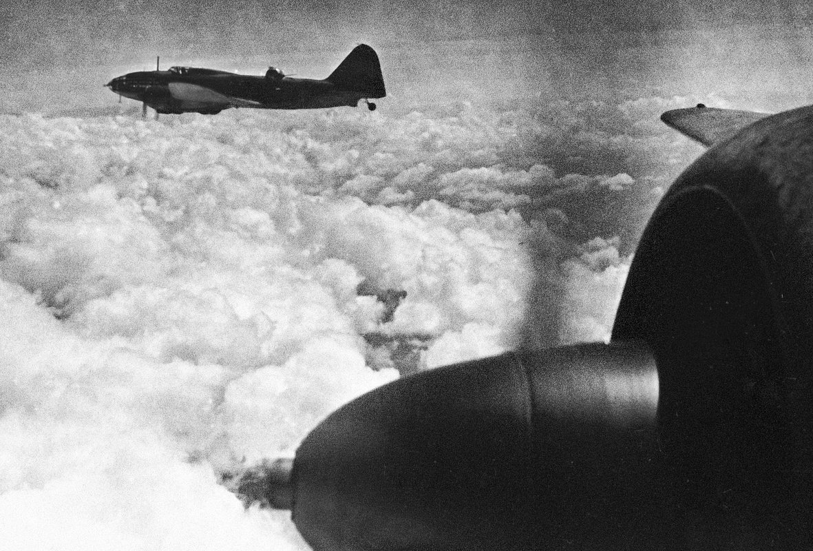 Самолеты-бомбардировщики выполняют боевое задание при обороне Севастополя 