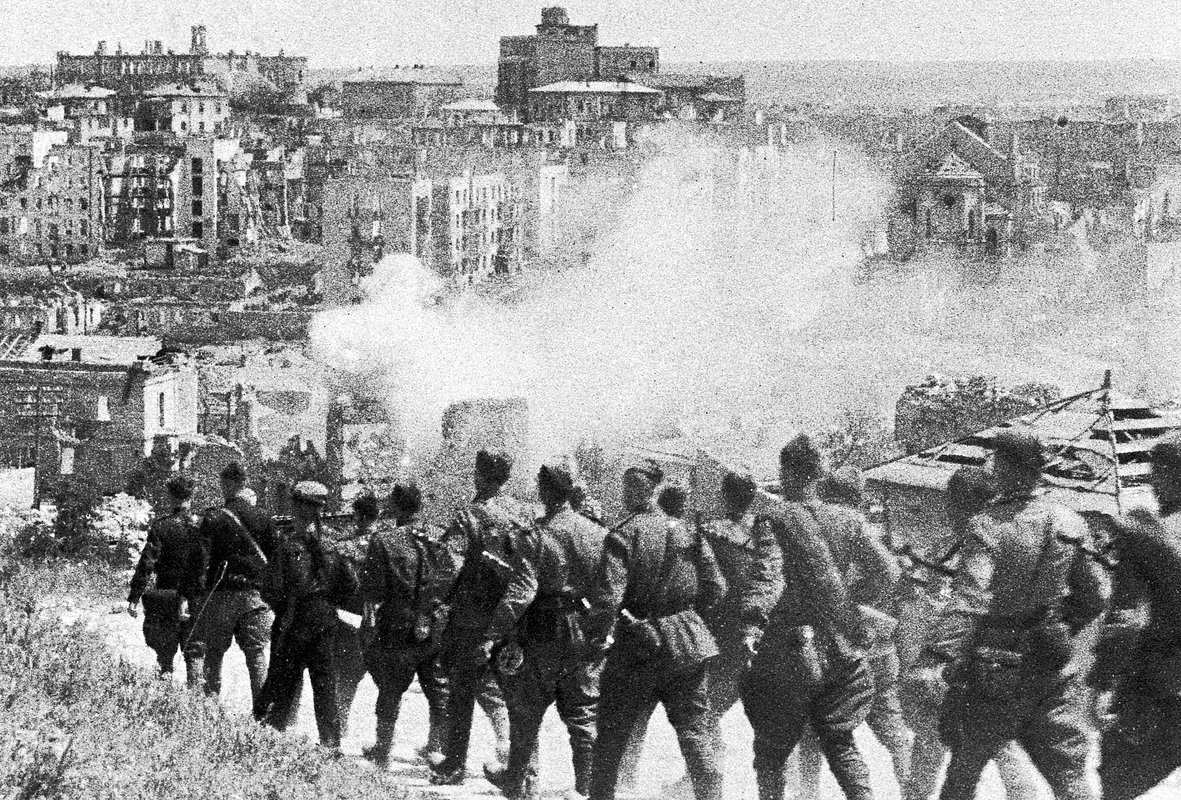 Приморская армия входит в Севастополь, июнь 1942 года 