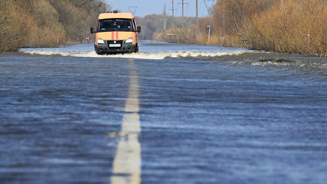 В российском городе начали эвакуацию из-за прорыва дамбы: Городская среда:  Экономика: Lenta.ru