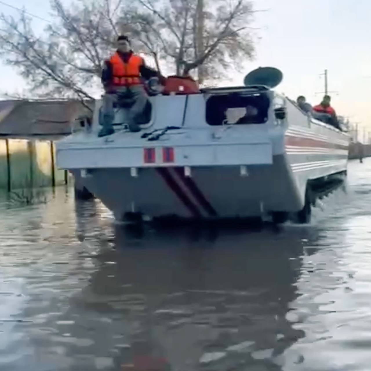 Власти назвали сроки ухода воды из затопленного из-за прорыва дамбы Орска:  Политика: Россия: Lenta.ru