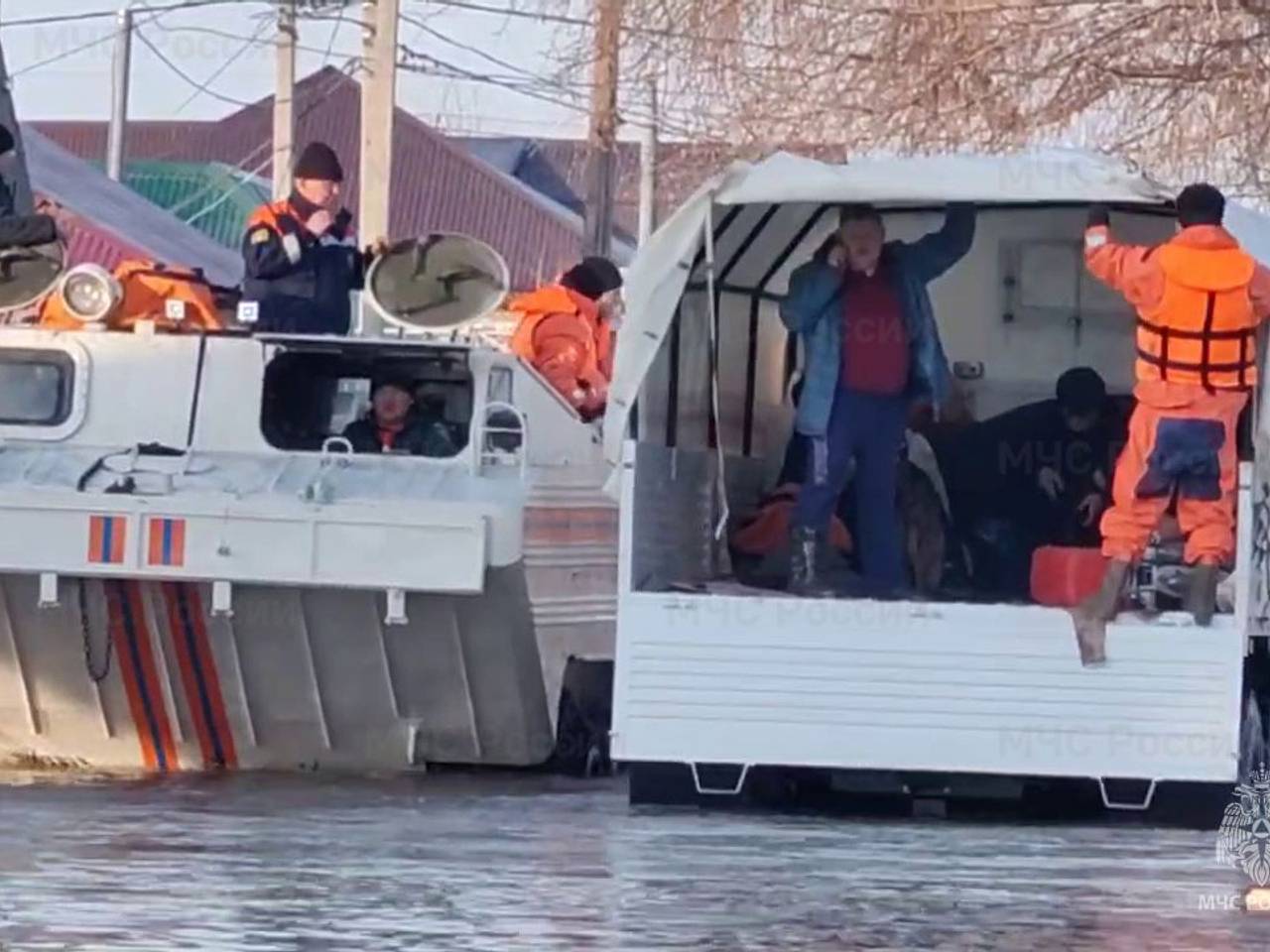 Вода в Урале начала приближаться к опасному уровню после прорыва дамбы в  Орске: Происшествия: Россия: Lenta.ru