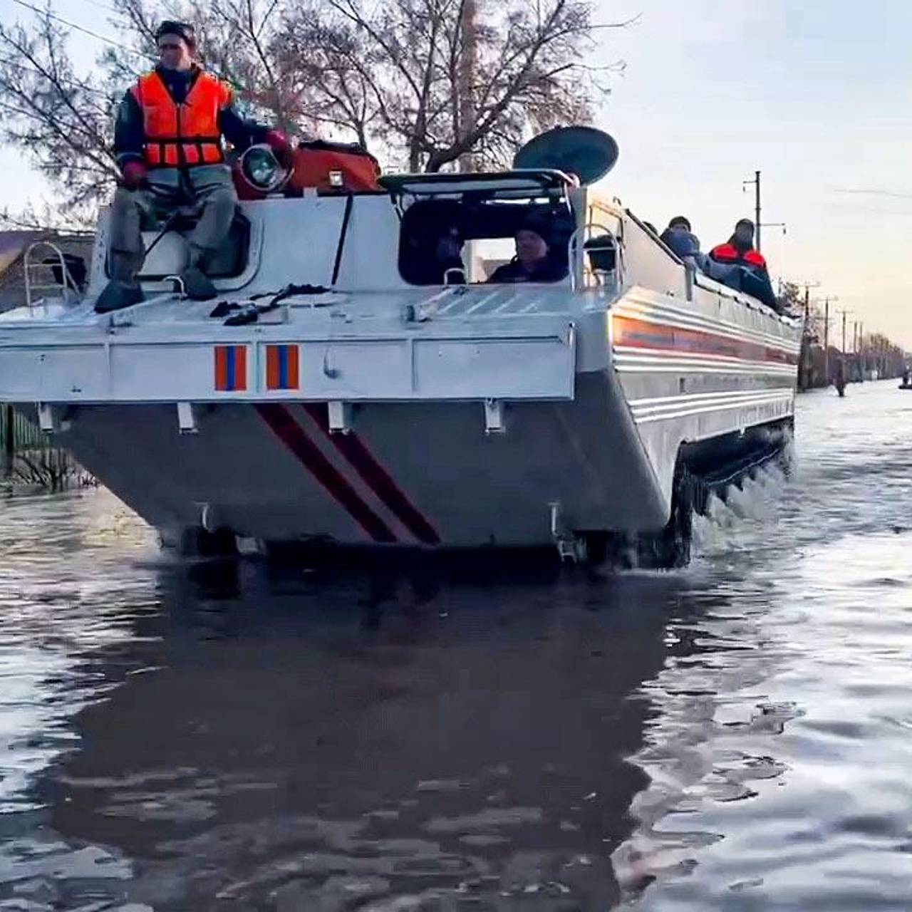 Мэр Орска посещал дамбу за два дня до ее прорыва: Политика: Россия: Lenta.ru