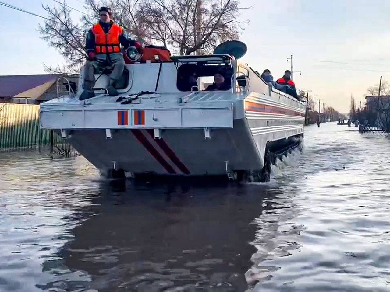 Мэр Орска посещал дамбу за два дня до ее прорыва: Политика: Россия: Lenta.ru