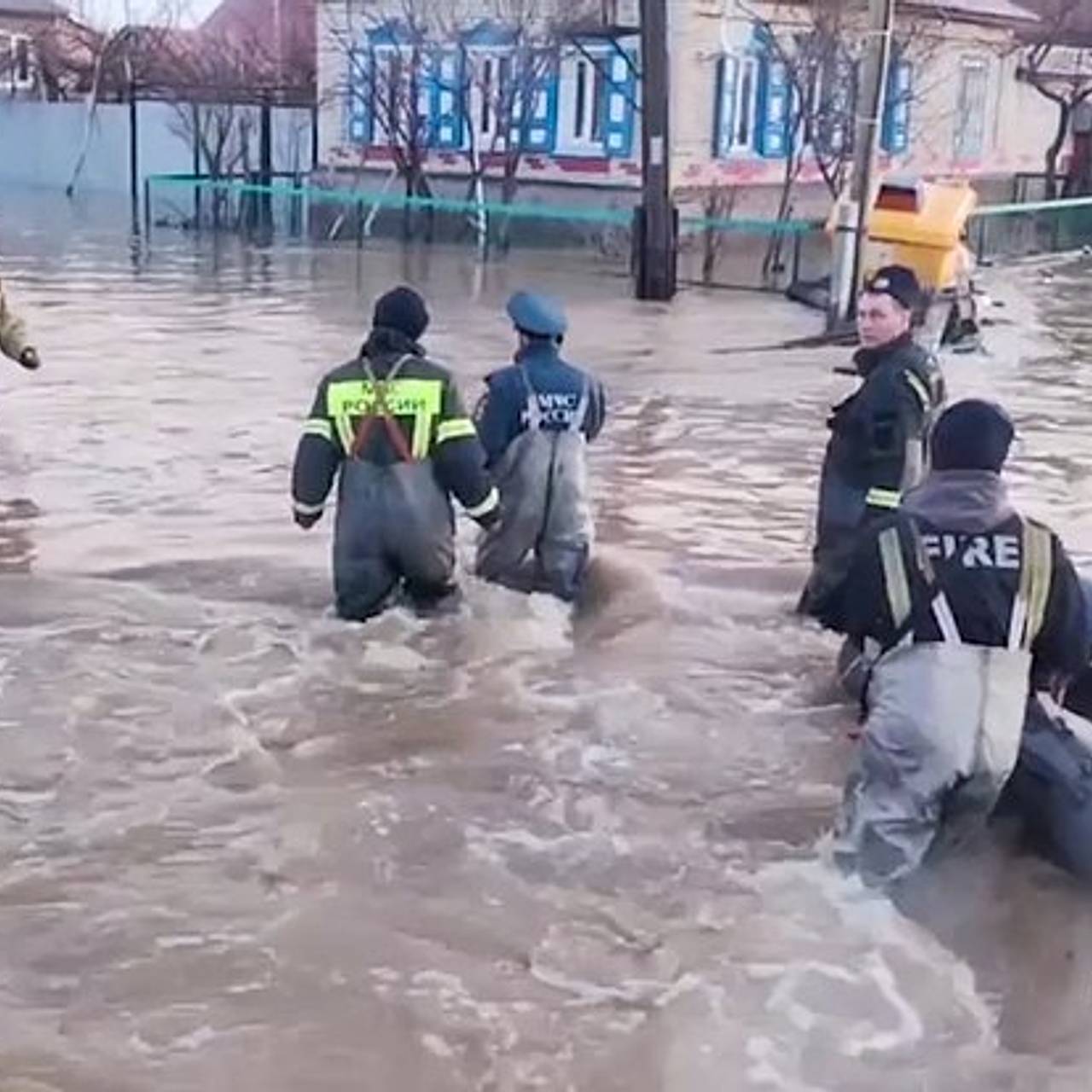 В Орск спецбортом прибыла вторая группа спасателей МЧС: Происшествия:  Россия: Lenta.ru