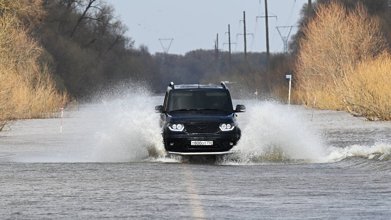 В Оренбурге из-за паводка ограничили движение автомобилей: Происшествия:  Россия: Lenta.ru