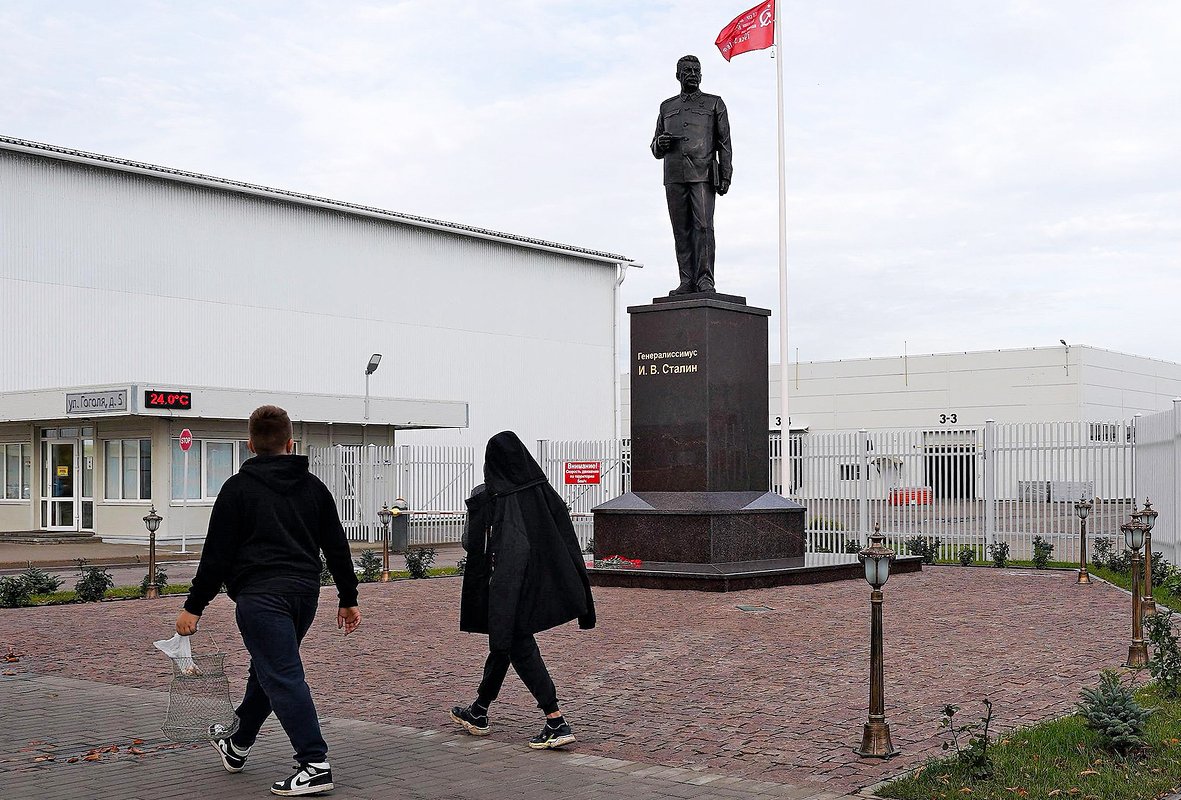 Памятник генералиссимусу Иосифу Сталину, установленный на территории завода «Микрон» в Великих Луках, 14 октября 2023 года